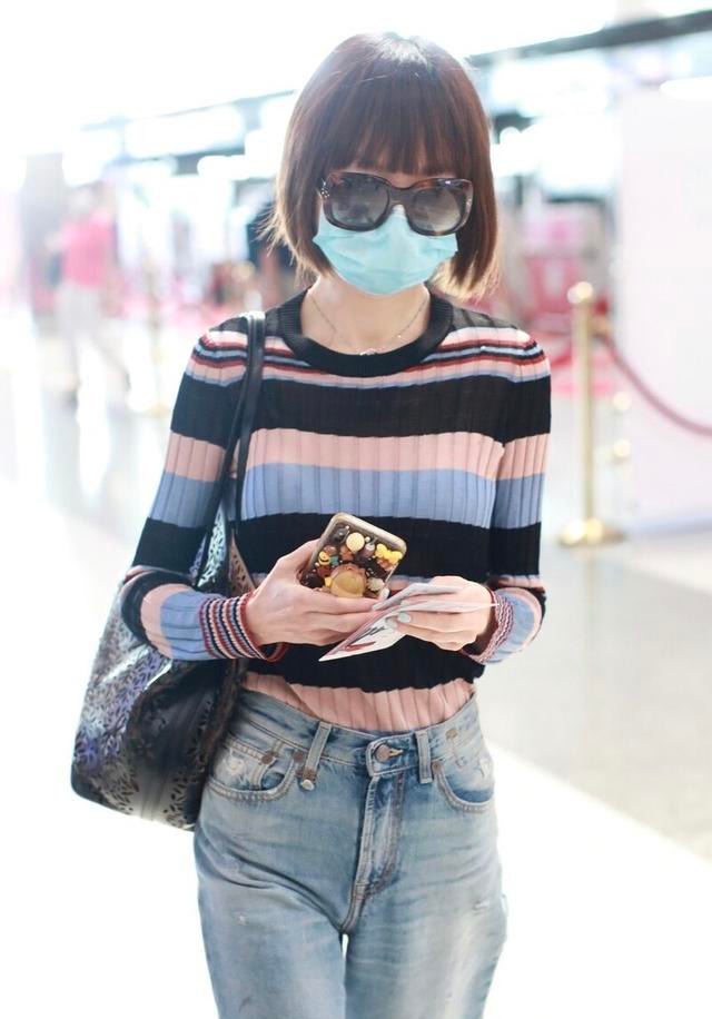 秋季咋穿更时髦?鲁豫给你做示范 条纹针织衫配阔腿裤太显气质“xiongmao体育”(图5)
秋季咋穿更时髦?鲁豫给你做示范 条纹针织衫配阔腿裤太显气质“xiongmao体育”(图5)