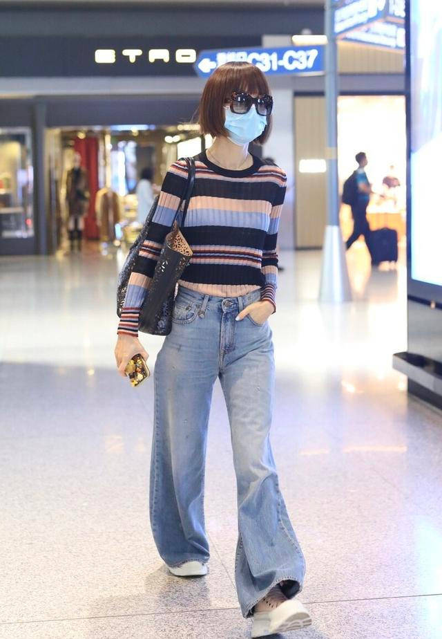 秋季咋穿更时髦?鲁豫给你做示范 条纹针织衫配阔腿裤太显气质“xiongmao体育”(图6)
秋季咋穿更时髦?鲁豫给你做示范 条纹针织衫配阔腿裤太显气质“xiongmao体育”(图6)