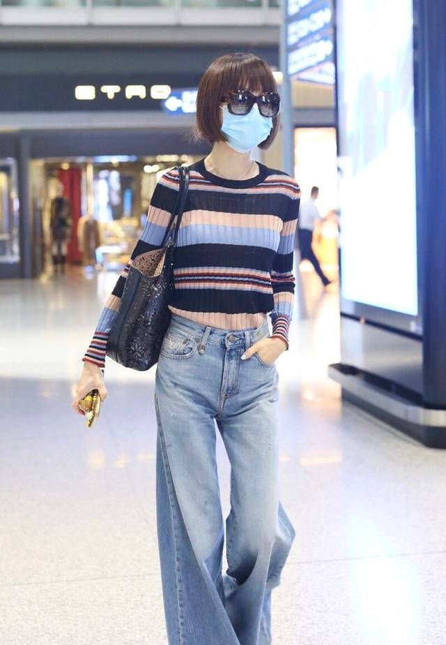 秋季咋穿更时髦?鲁豫给你做示范 条纹针织衫配阔腿裤太显气质“xiongmao体育”(图7)
秋季咋穿更时髦?鲁豫给你做示范 条纹针织衫配阔腿裤太显气质“xiongmao体育”(图7)