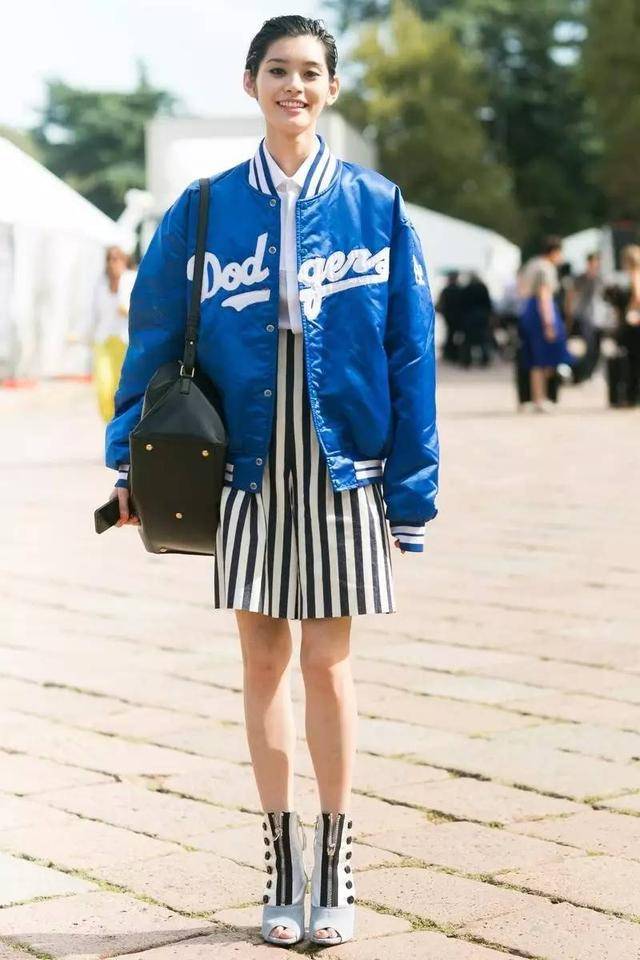 ‘熊猫体育’
初秋换季不会穿？来件“棒球服”解决搭配难题 随性优雅又时髦(图8)